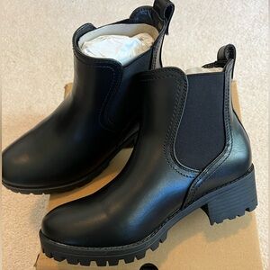 BRAND NEW NEVER WORN Black Chelsea stye boots.